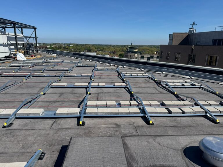 Zonnepanelen op een plat dak: ballast of doorboren?