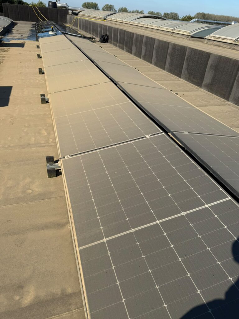 Lange rij vervuilde zonnepanelen