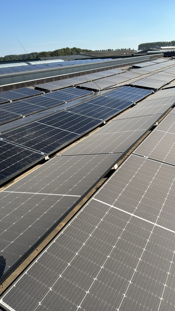Doffe vervuilde panelen naast schoongemaakte panelen