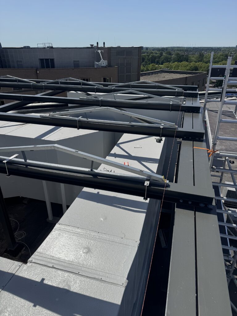 Stalen balken van de pergola met schoren