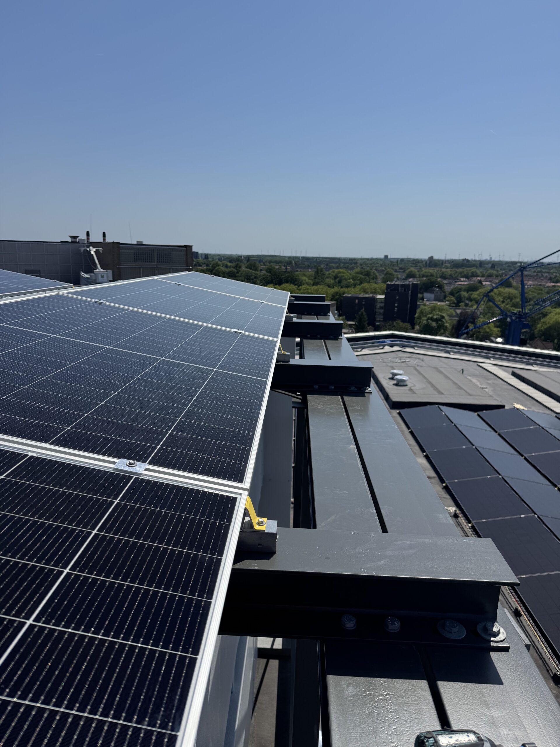 Zonnepanelen als dak boven de pergola op stalen balken