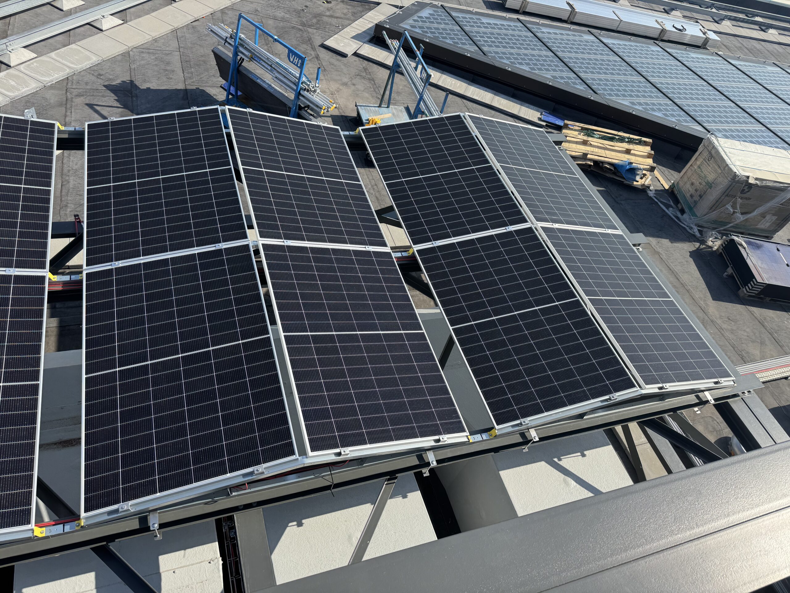 Panelen tegen de damwanden van de pergola
